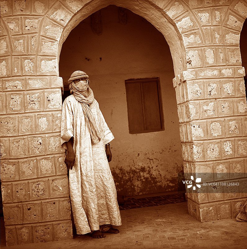 穿着图阿雷格长袍站在拱门下的男人图片素材
