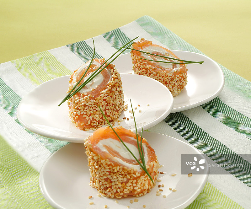 芝麻籽三文鱼奶油奶酪卷图片素材