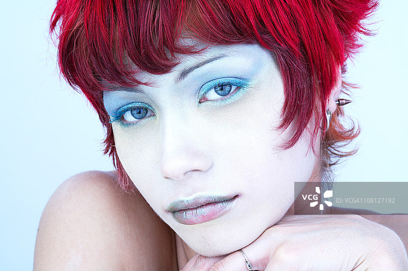 红发化妆的年轻女人图片素材