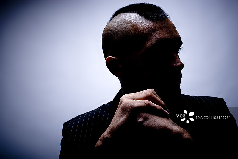 留着莫霍克发型的年轻男人 портрет图片素材