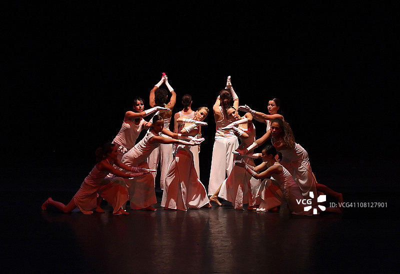 舞台上的现代女舞蹈演员图片素材