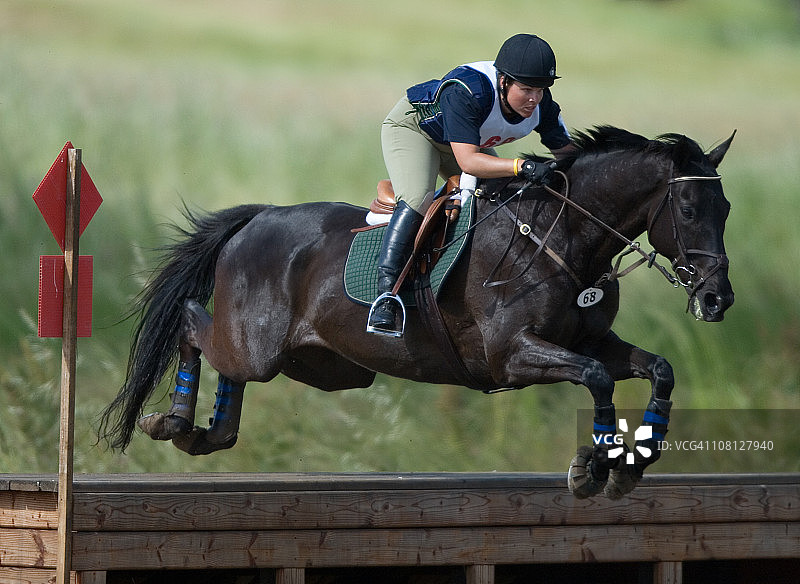 像超人一样飞行图片素材