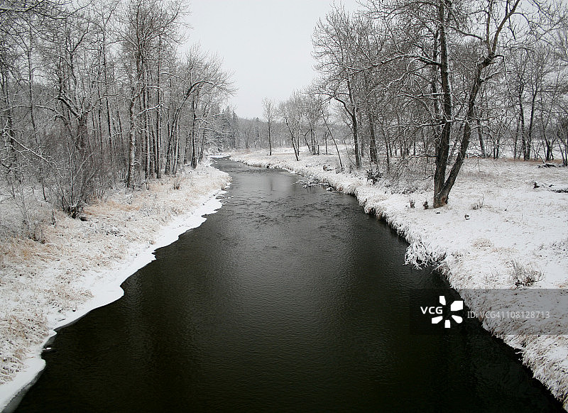 冬季的黑色河流图片素材
