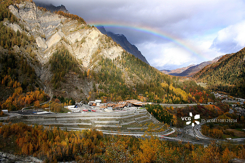 勃朗峰隧道与彩虹景观图片素材