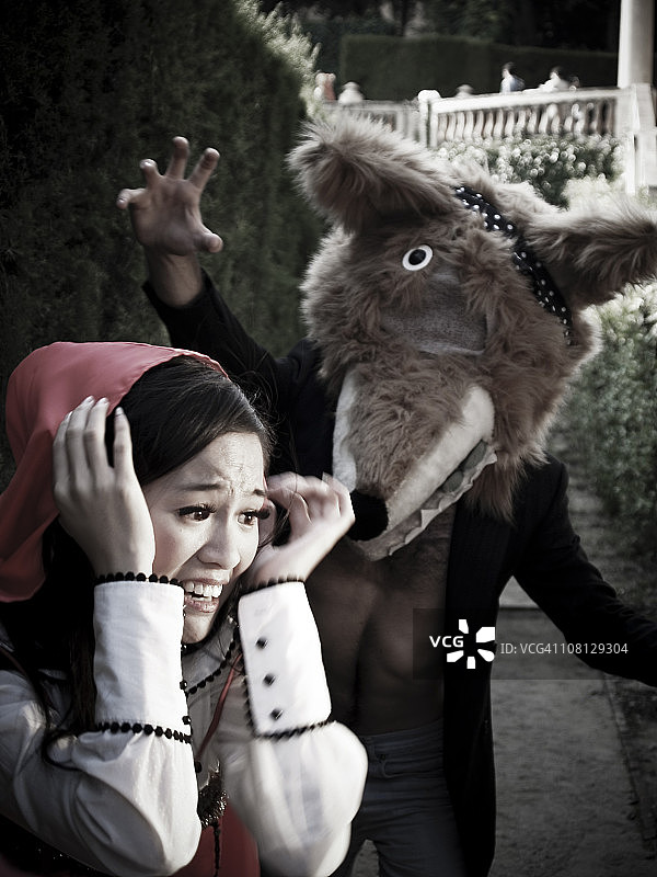 小红帽逃离大灰狼图片素材