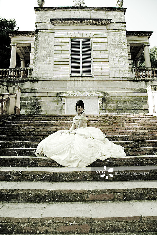坐在楼梯上的新娘图片素材