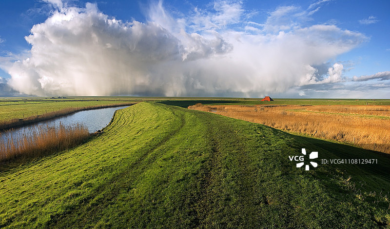 堤坝与云彩图片素材
