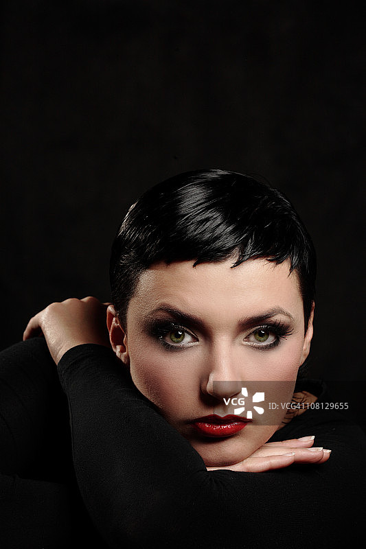 黑色背景上的年轻女子肖像图片素材