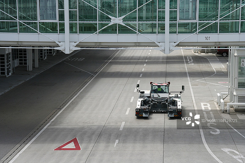 机场车辆在道路上行驶图片素材