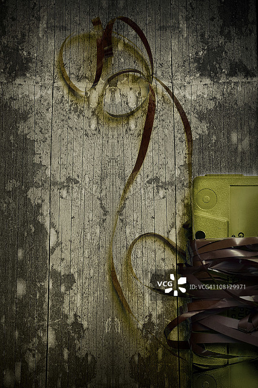 木质背景上的卡式磁带图片素材