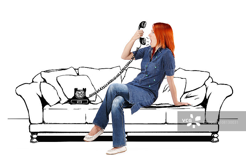 坐在卡通沙发上对着电话大喊的年轻女人图片素材