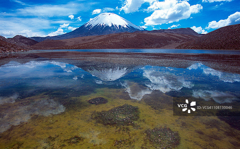 湖中倒映的帕里纳科塔火山图片素材