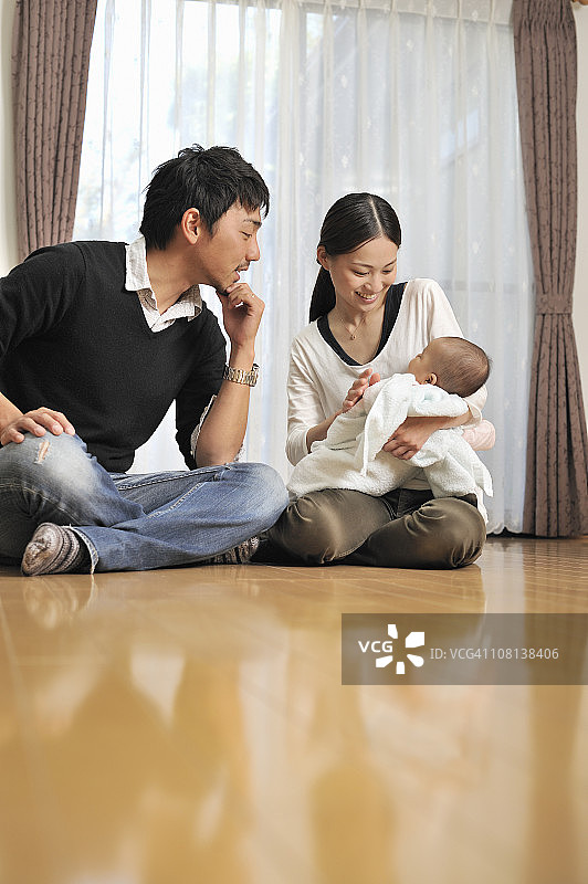 凝视着婴儿的父亲和母亲图片素材