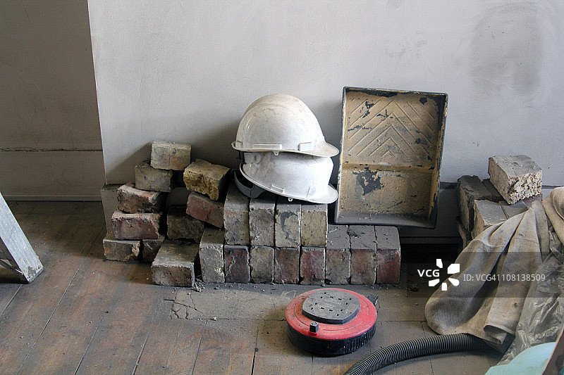 靠墙放置的建筑设备图片素材