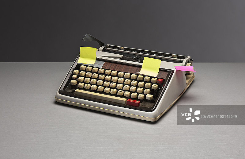 贴有便签纸的复古打字机图片素材