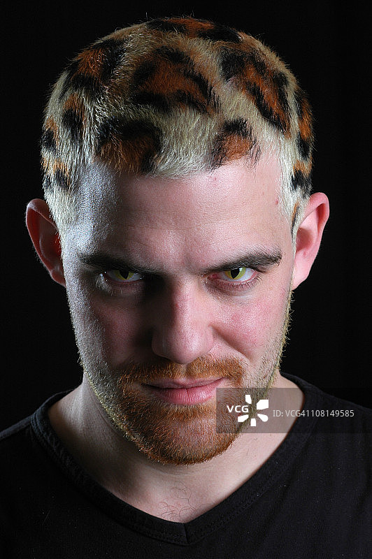 拥有豹纹印花头发的男人图片素材