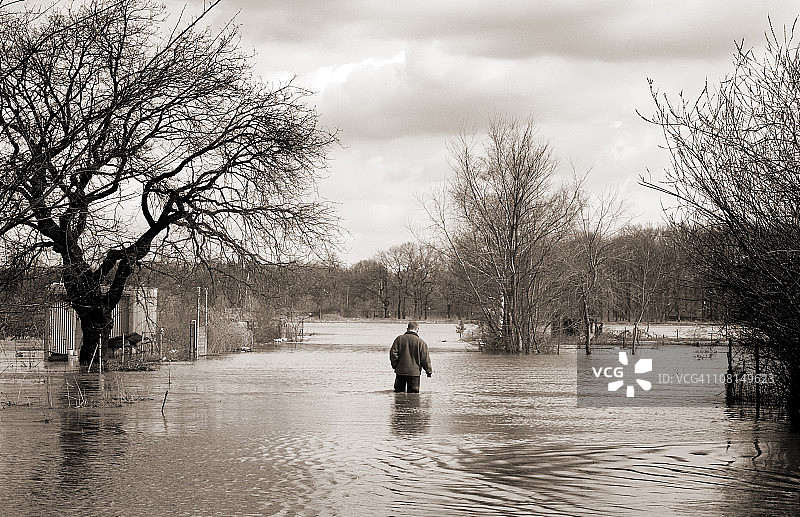 男子独自走过洪水图片素材