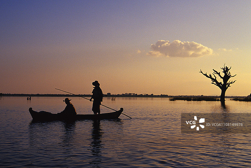 独木舟上的两个渔夫图片素材