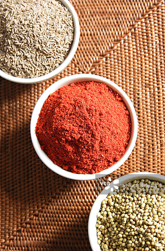 小碗里的印度香料图片素材