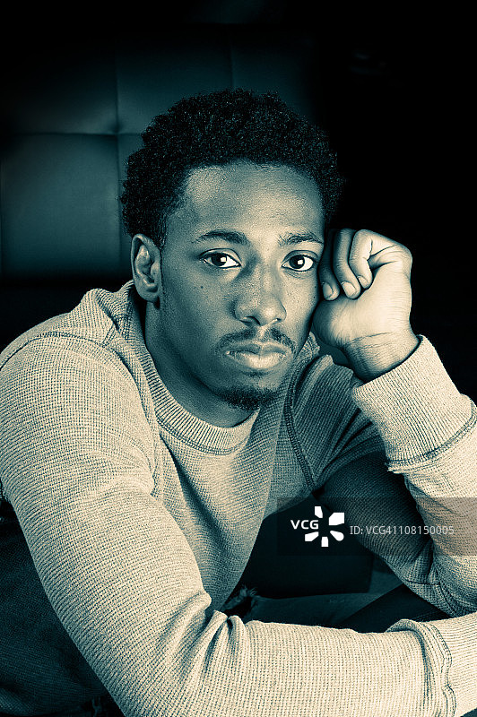 年轻男子肖像（棕褐色调）图片素材