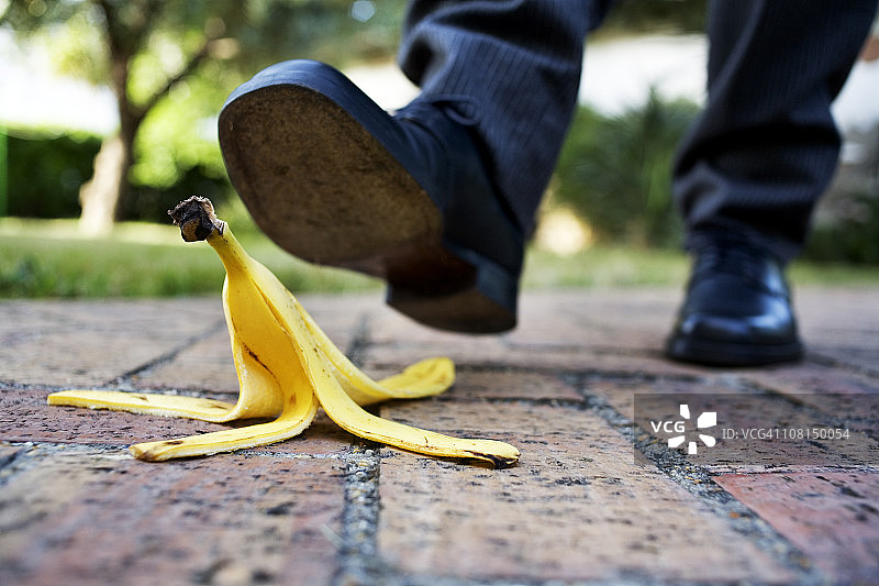 铺砌路面上的香蕉皮图片素材