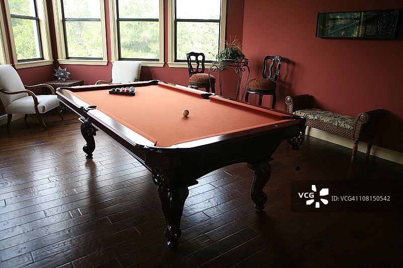 带台球桌的游戏室图片素材