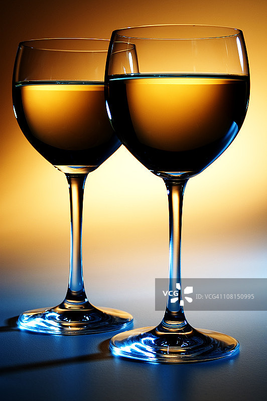 两只白葡萄酒杯图片素材