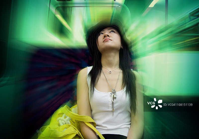 坐在火车上的年轻女人图片素材