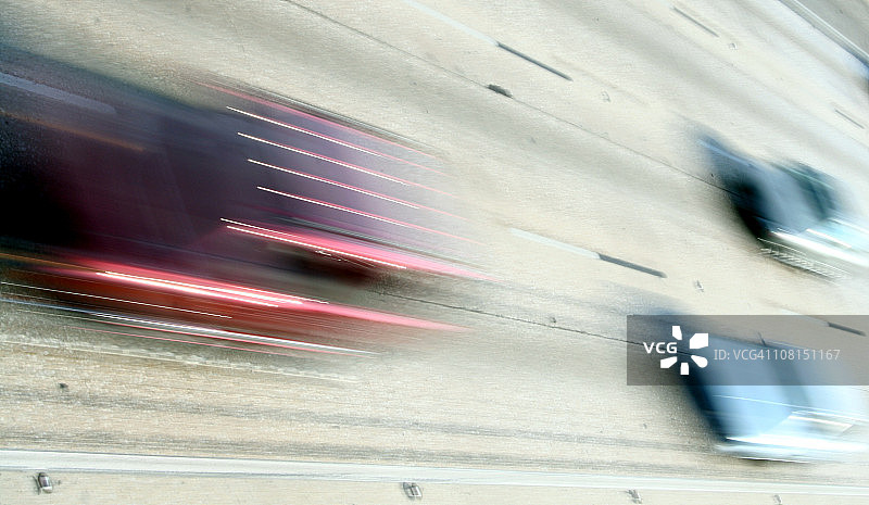 三辆汽车在高速公路上疾驰的模糊影像图片素材