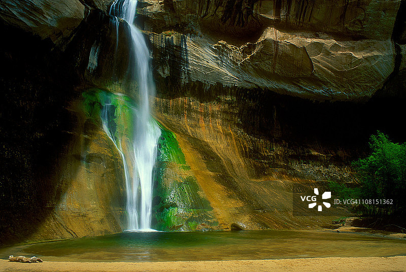 犹他州埃斯卡兰特小腿溪瀑布的宁静瀑布图片素材