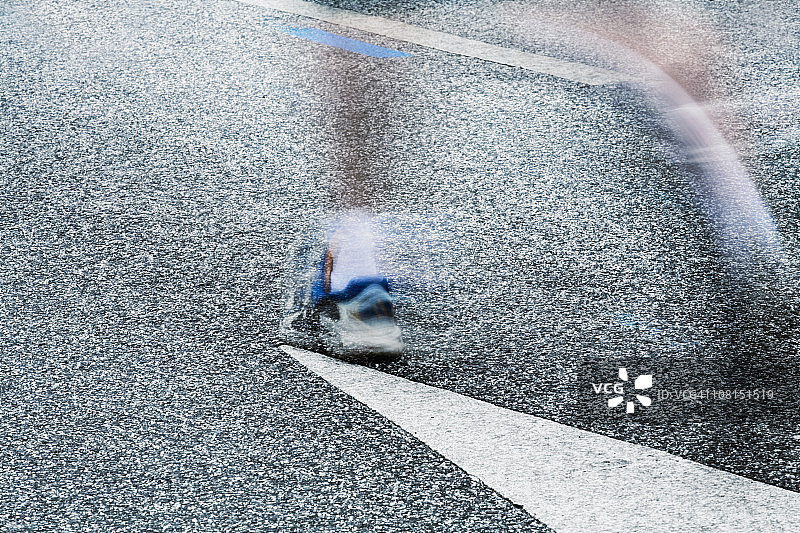 道路上跑步者腿部的动态模糊图片素材