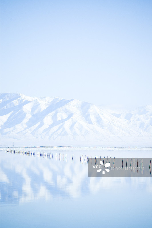 雪山的倒影图片素材