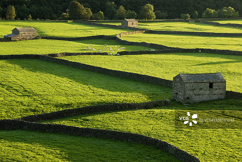英格兰的传统农场和谷仓图片素材