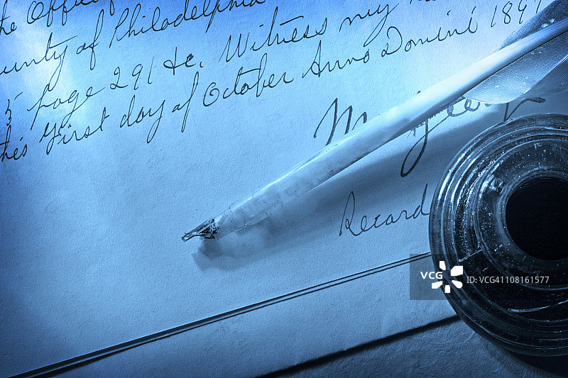 古董羽毛笔、墨水瓶和信件图片素材