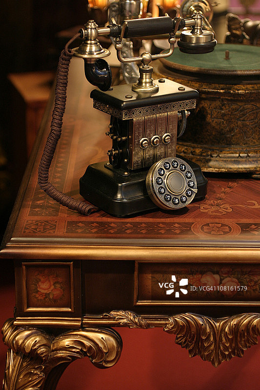 维多利亚风格桌上的古董电话图片素材