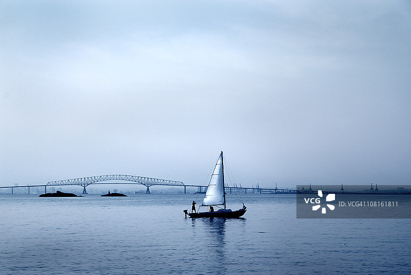 背景有桥帆船上的人群剪影图片素材