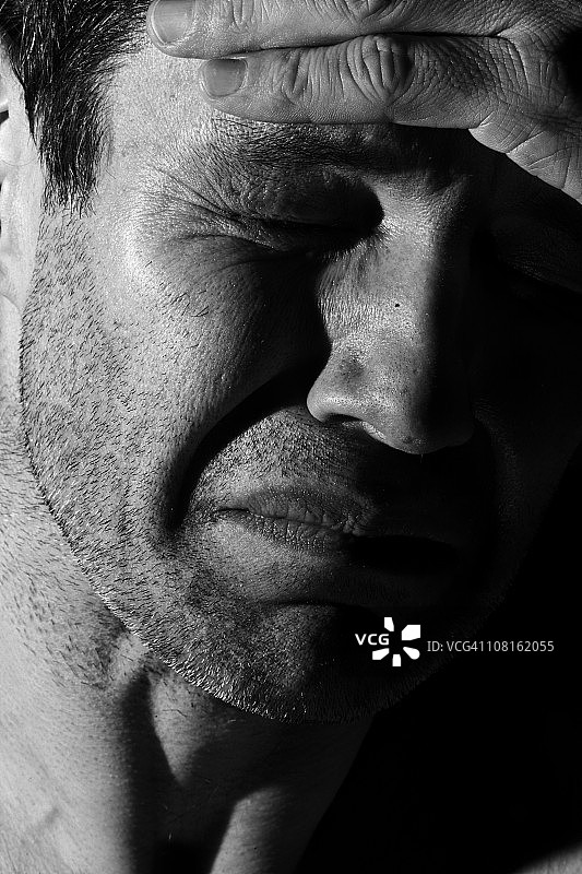 哭泣并抱着头的男人低调肖像图片素材