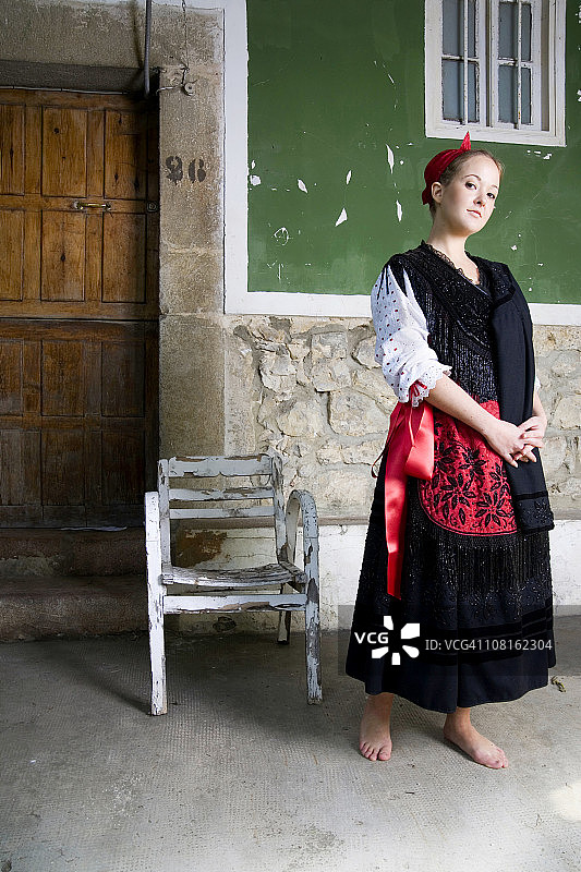 身穿传统服饰在外的阿斯图里亚斯女子图片素材