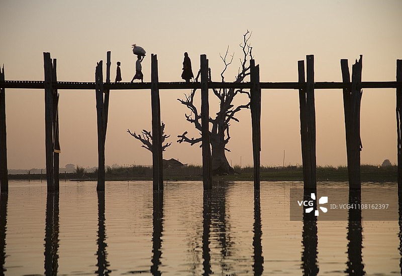 缅甸：曼德勒附近阿玛拉布拉的柚木老桥剪影图片素材