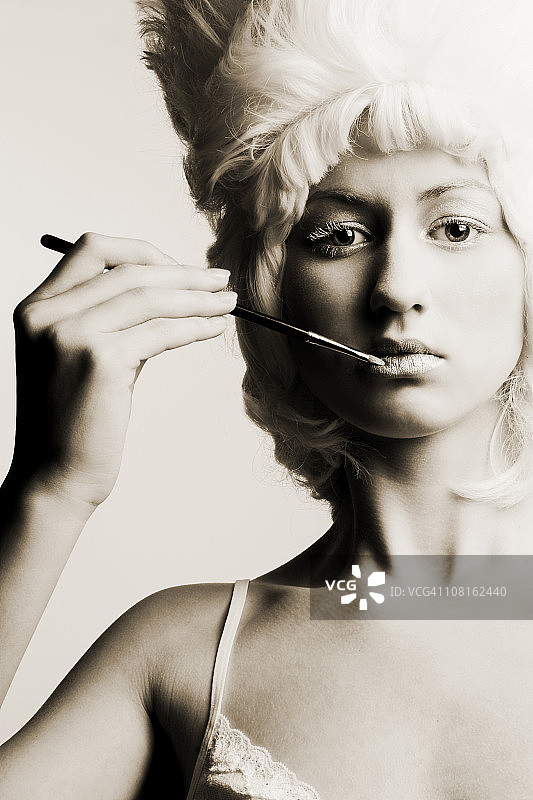 戴白色假发的女人肖像，棕褐色调图片素材