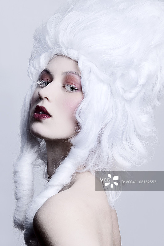 戴着中世纪白色假发的女人图片素材