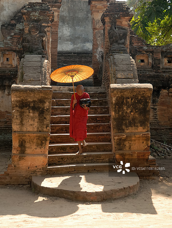 沙弥撑伞走下楼梯图片素材