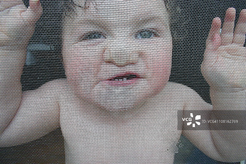 趣味面孔：宝宝的鼻子贴在屏幕上图片素材