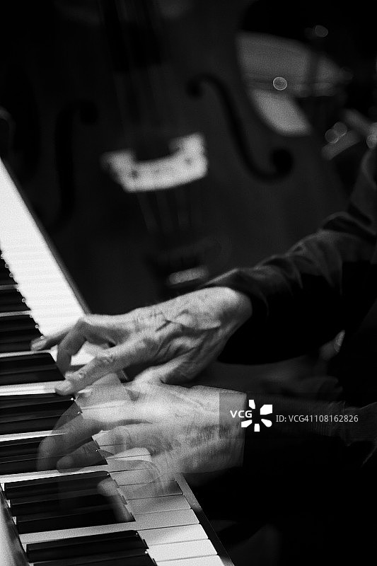 弹钢琴的手——黑白照片，具有音乐动感模糊效果图片素材