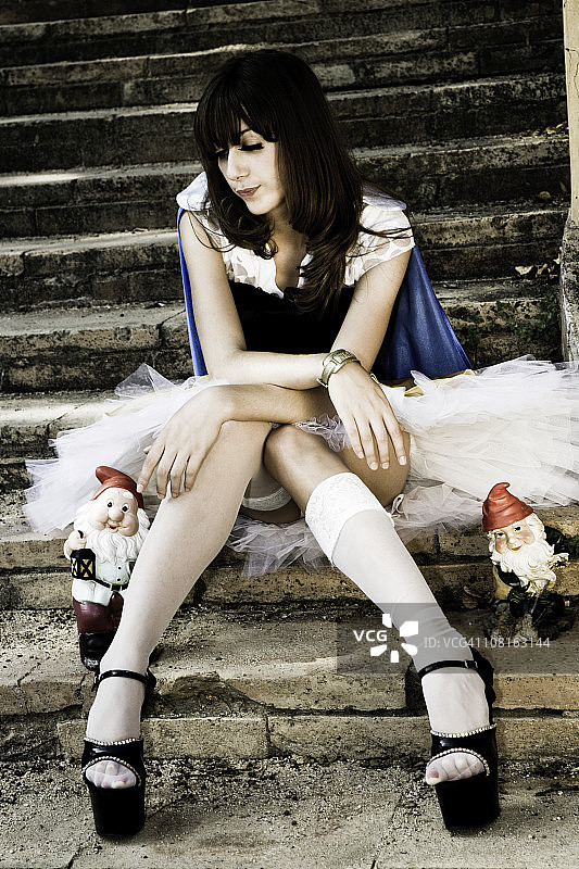 与小矮人坐在楼梯上的白雪公主图片素材