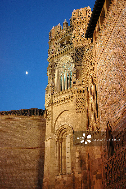 夜晚的救世主萨拉戈萨大教堂图片素材