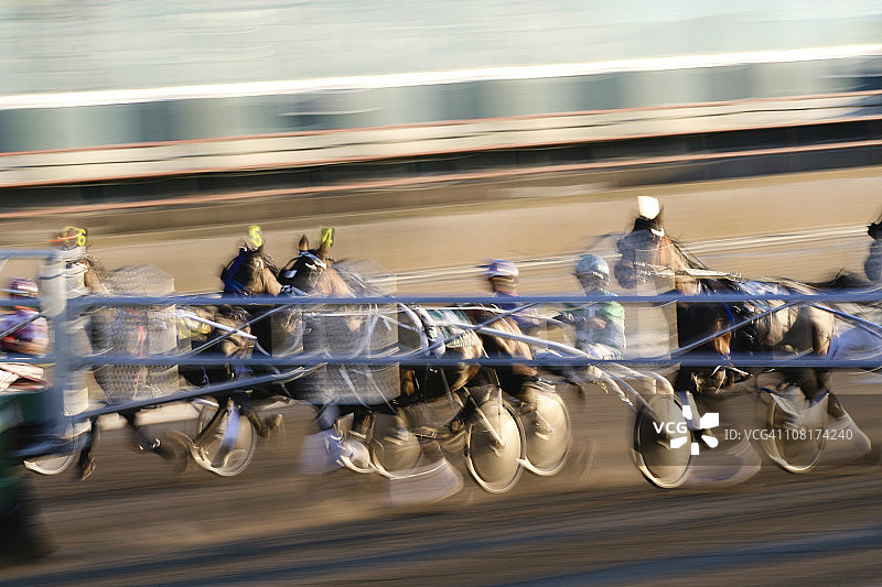 马车竞速的动态模糊效果图片素材