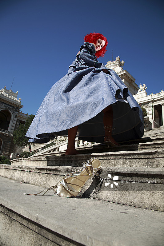 年轻女子跑上楼梯，掉了一只鞋图片素材