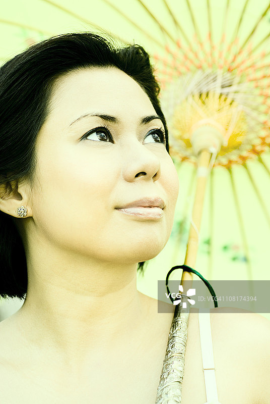 手持阳伞的亚洲女性 портрет图片素材