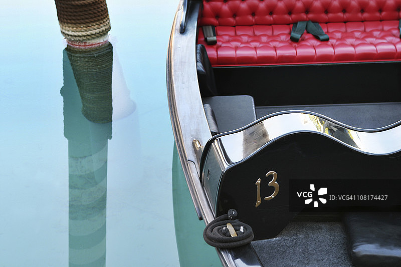 水中漂浮的贡多拉细节图片素材